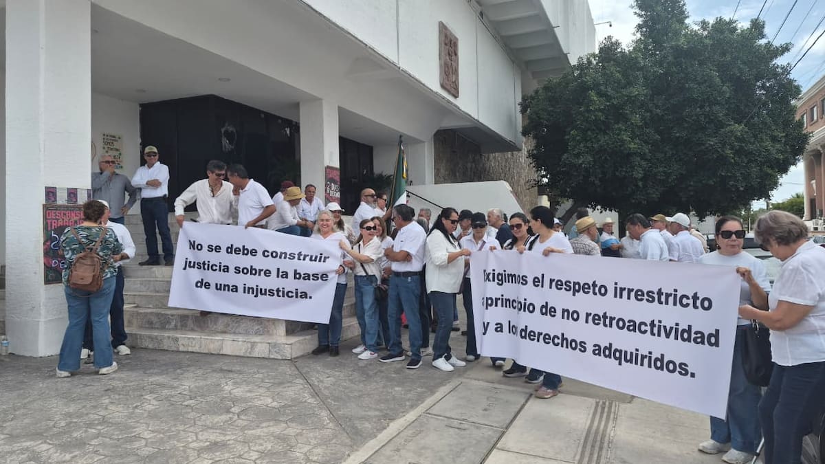 Jubilados de la CFE protestan en Hermosillo contra tope a pensiones. Foto: Especial
