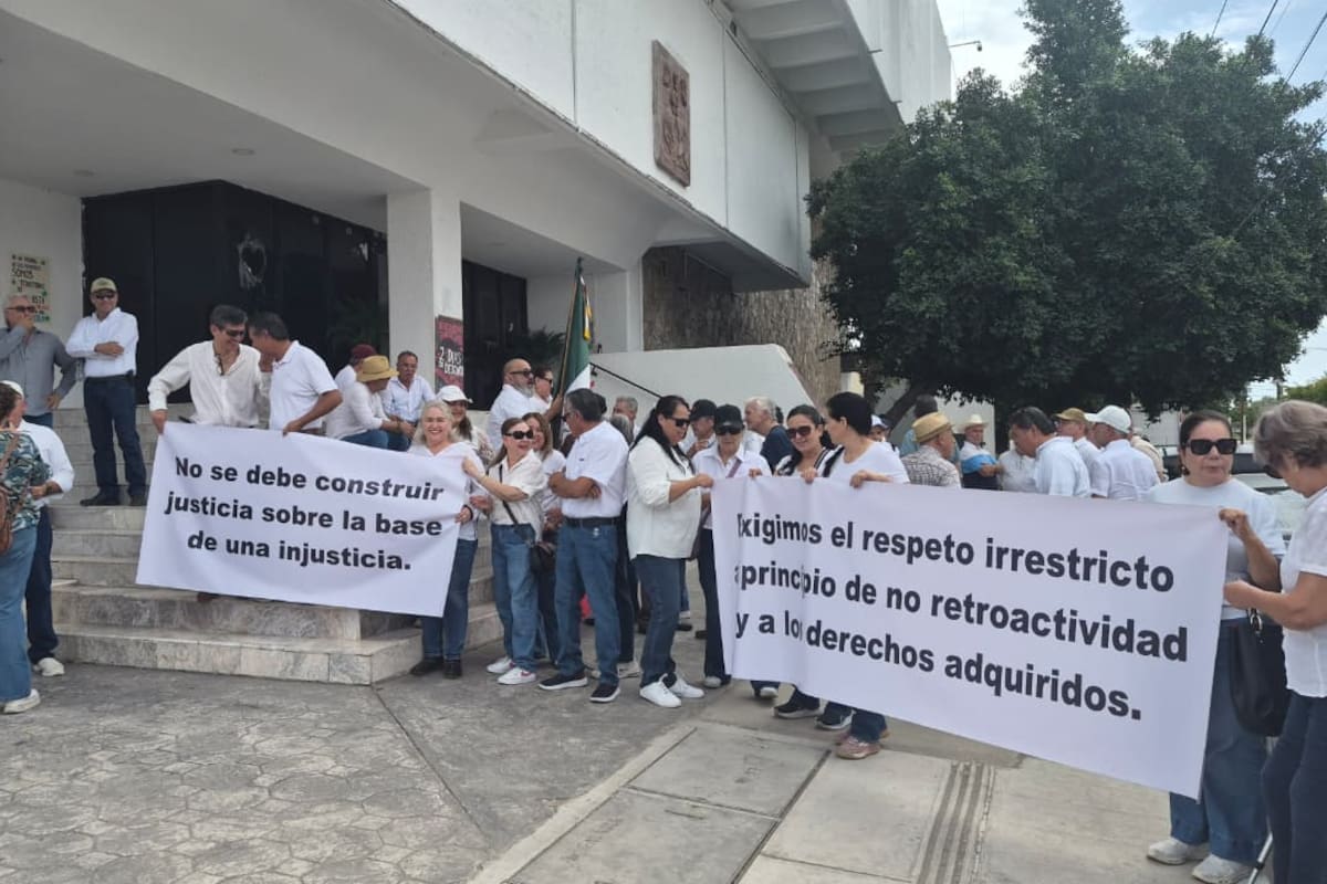 Jubilados de la Comisión Federal de Electricidad protestan en Hermosillo contra reforma que pone tope a pensiones
