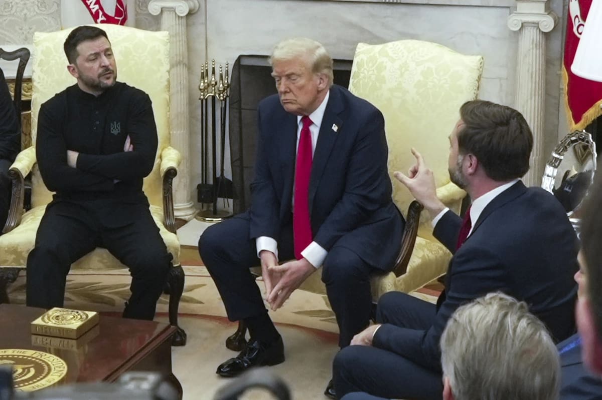 El vicepresidente J. D. Vance (derecha) habla con el presidente ucraniano, Volodymyr Zelenskyy (izquierda), mientras el presidente Donald Trump escucha en la Oficina Oval de la Casa Blanca, el viernes 28 de febrero de 2025, en Washington. Crédito: AP/ Mystyslav Chernov