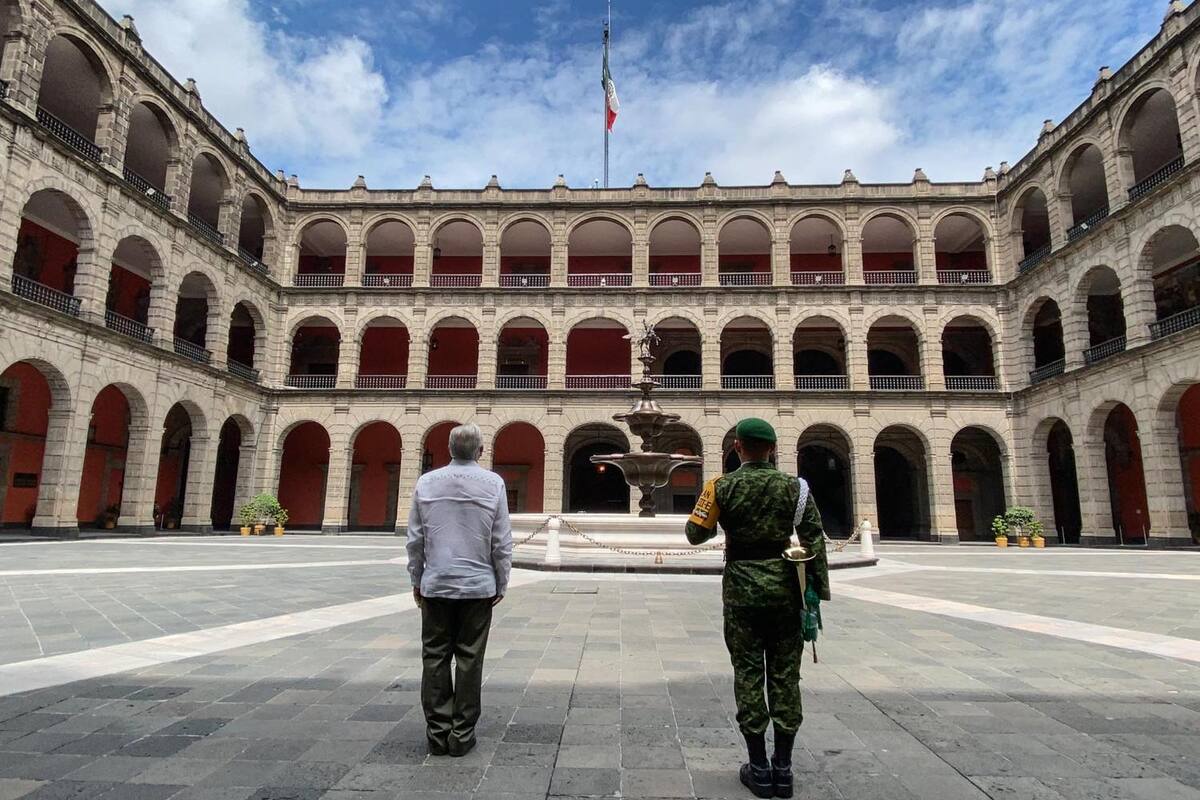 AMLO rinde homenaje a víctimas de Covid-19 en Palacio Nacional
