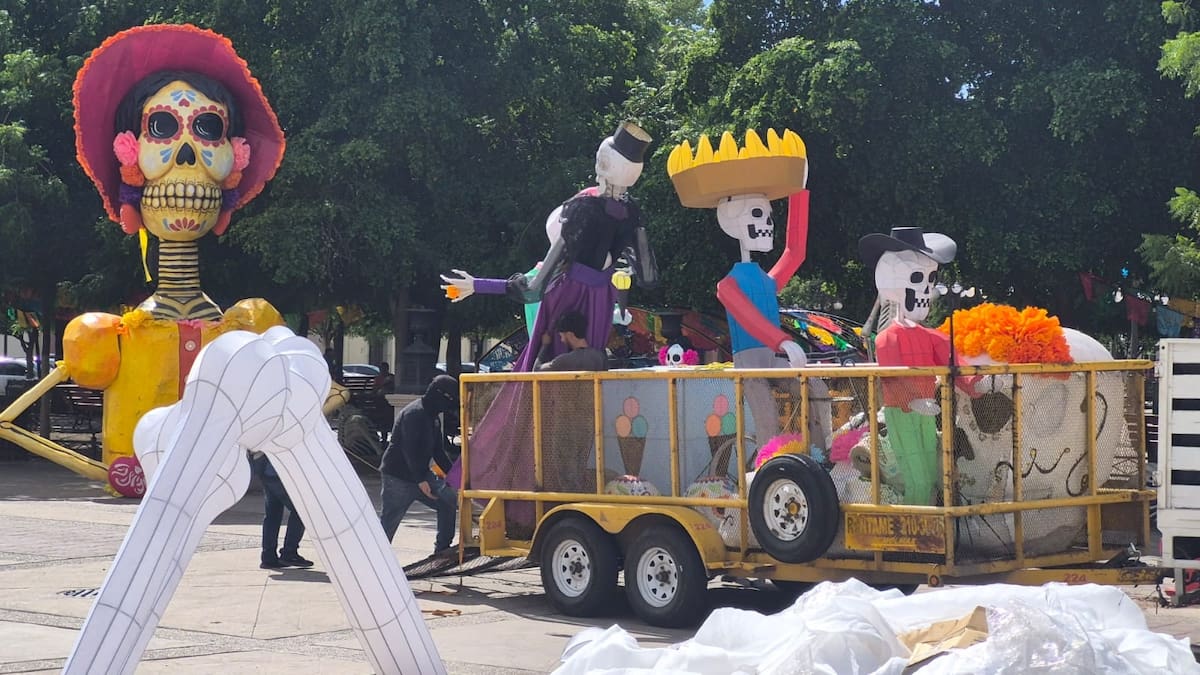 ¡La Plaza Zaragoza comienza a llenarse de color para el Día de Muertos!
Comenzó la instalación de calaveras y catrinas frente a los palacios, en el área de la Plaza Zaragoza, como parte de los preparativos para el próximo Festival de Día de Muertos. Se espera que los trabajos queden terminados este jueves.
