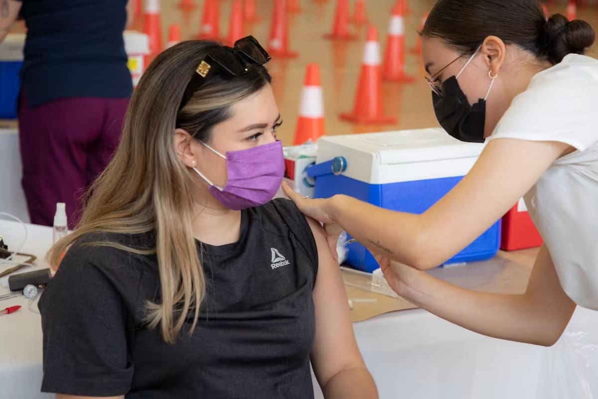 Una joven se vacuna contra Covid-19 en Hermosillo durante la pandemia. | Eleazar Escobar.
