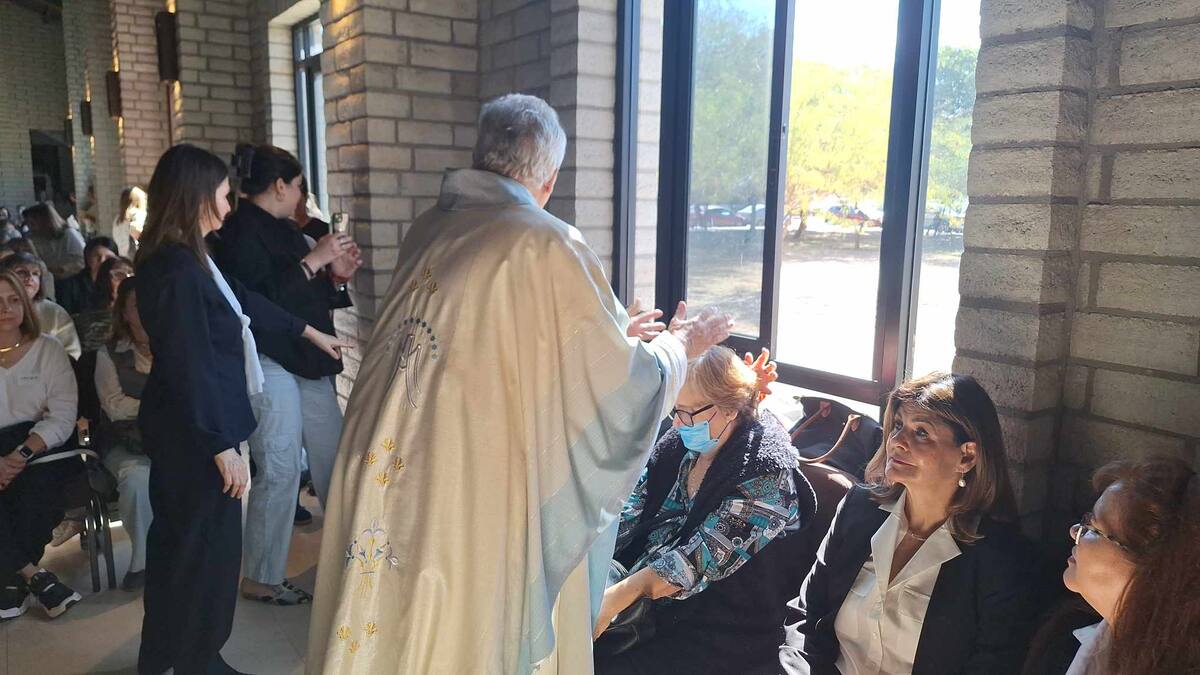 Acuden a la Virgen de Lourdes para pedir por su salud