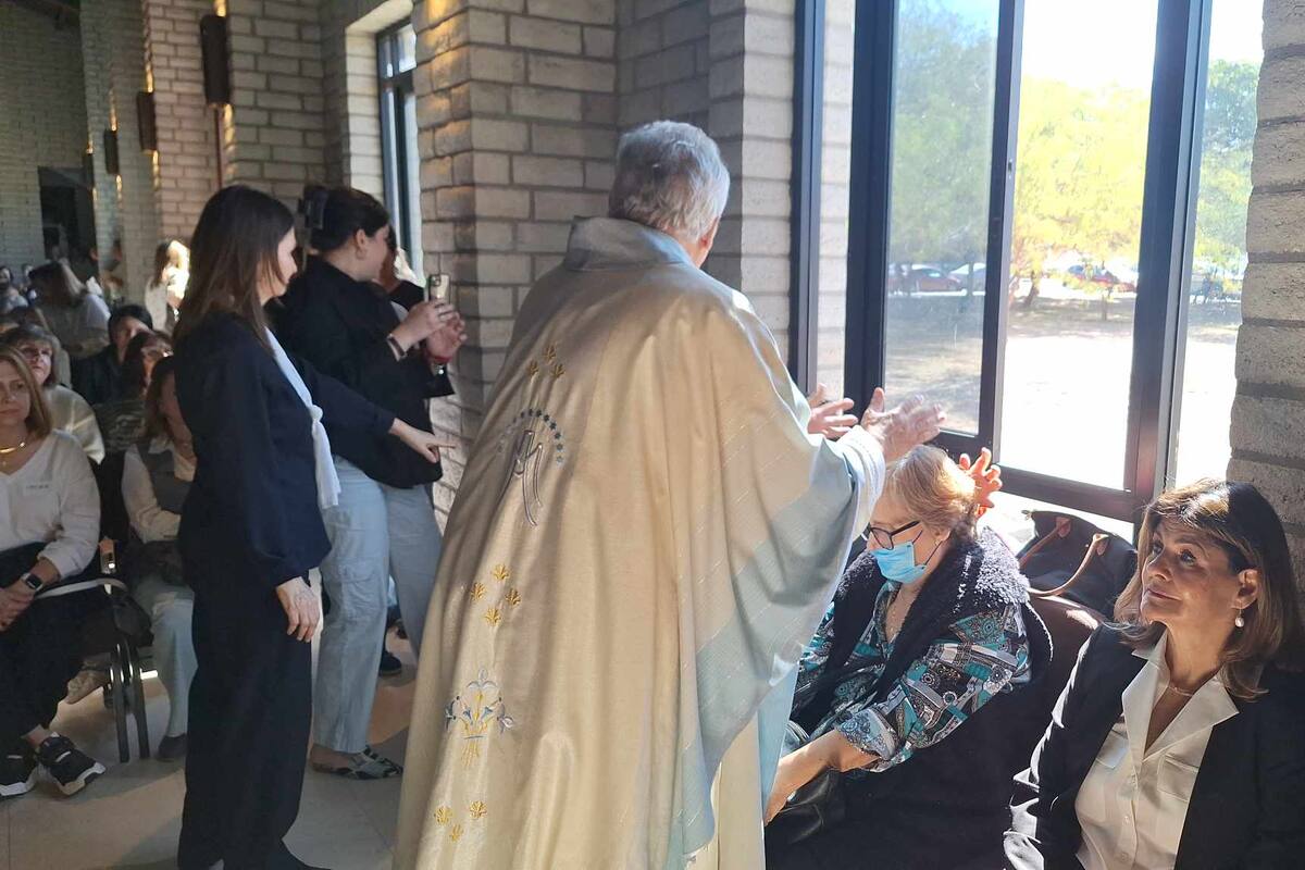 Acuden a la Virgen de Lourdes para pedir por su salud