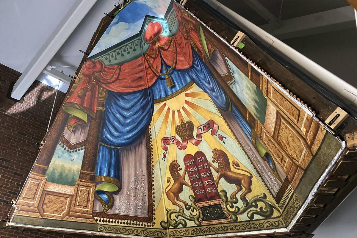 Restauran y mudan mural de sinagoga oculto durante años en EU