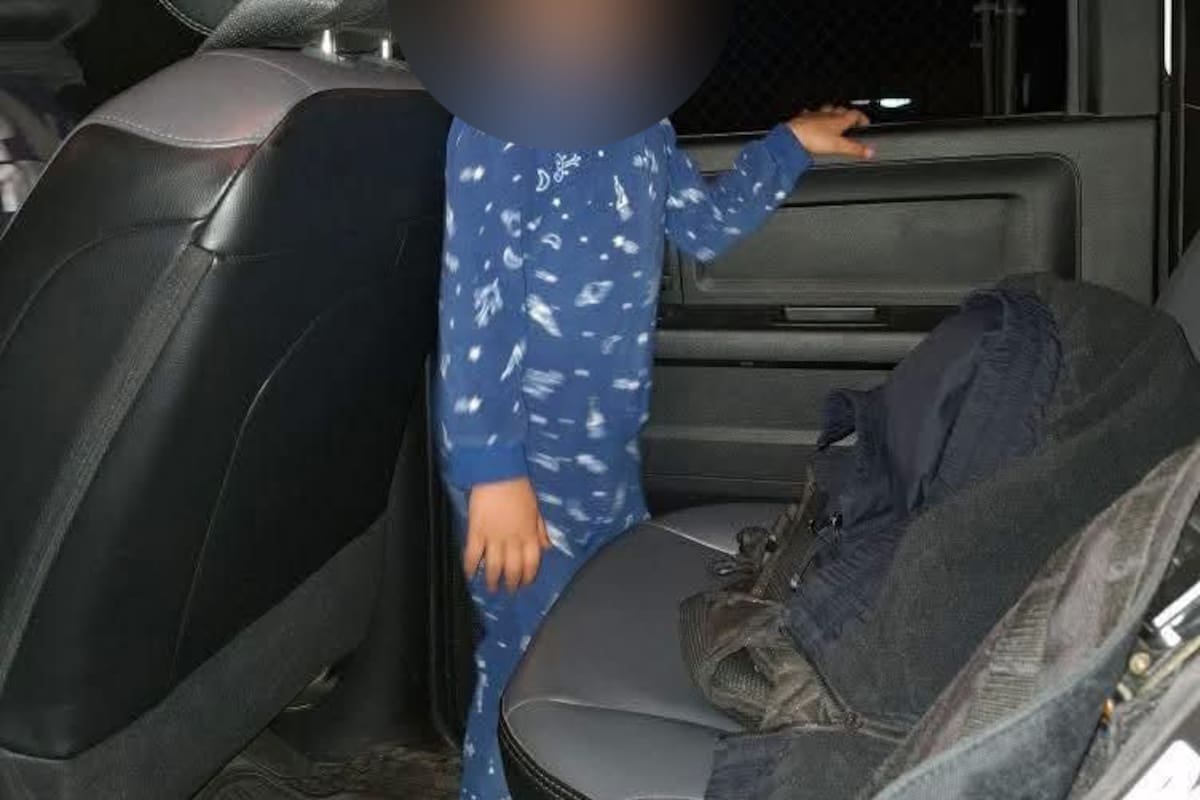 Niño de 4 años es encontrado solo en la calle durante la madrugada