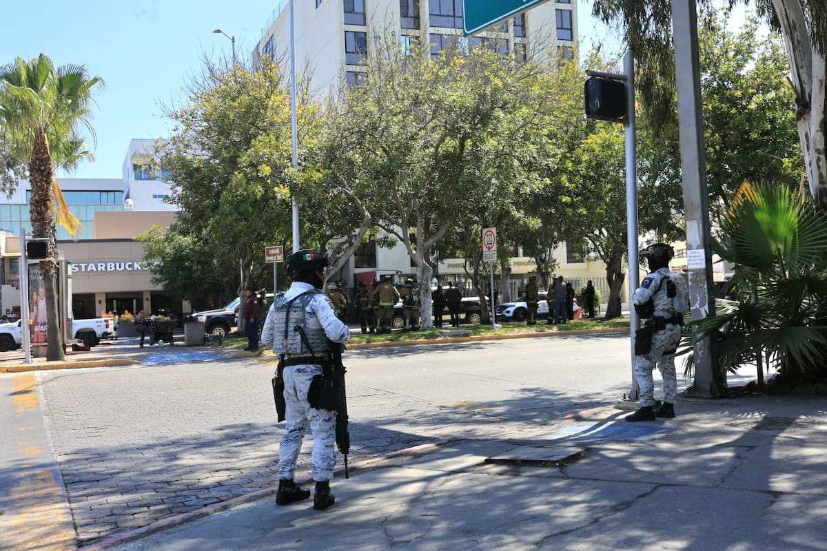 La alerta provocó la evacuación del personal y un operativo de seguridad en el inmueble ubicado sobre Paseo de los Héroes, en Zona Río. Foto: Sergio Ortiz