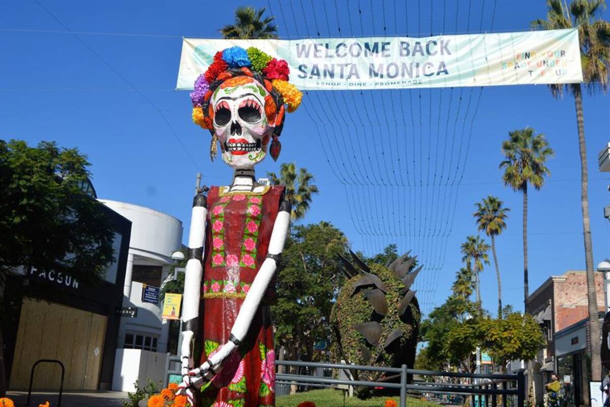 Las Catrinas gigantes de un artista mexicano brillan en California