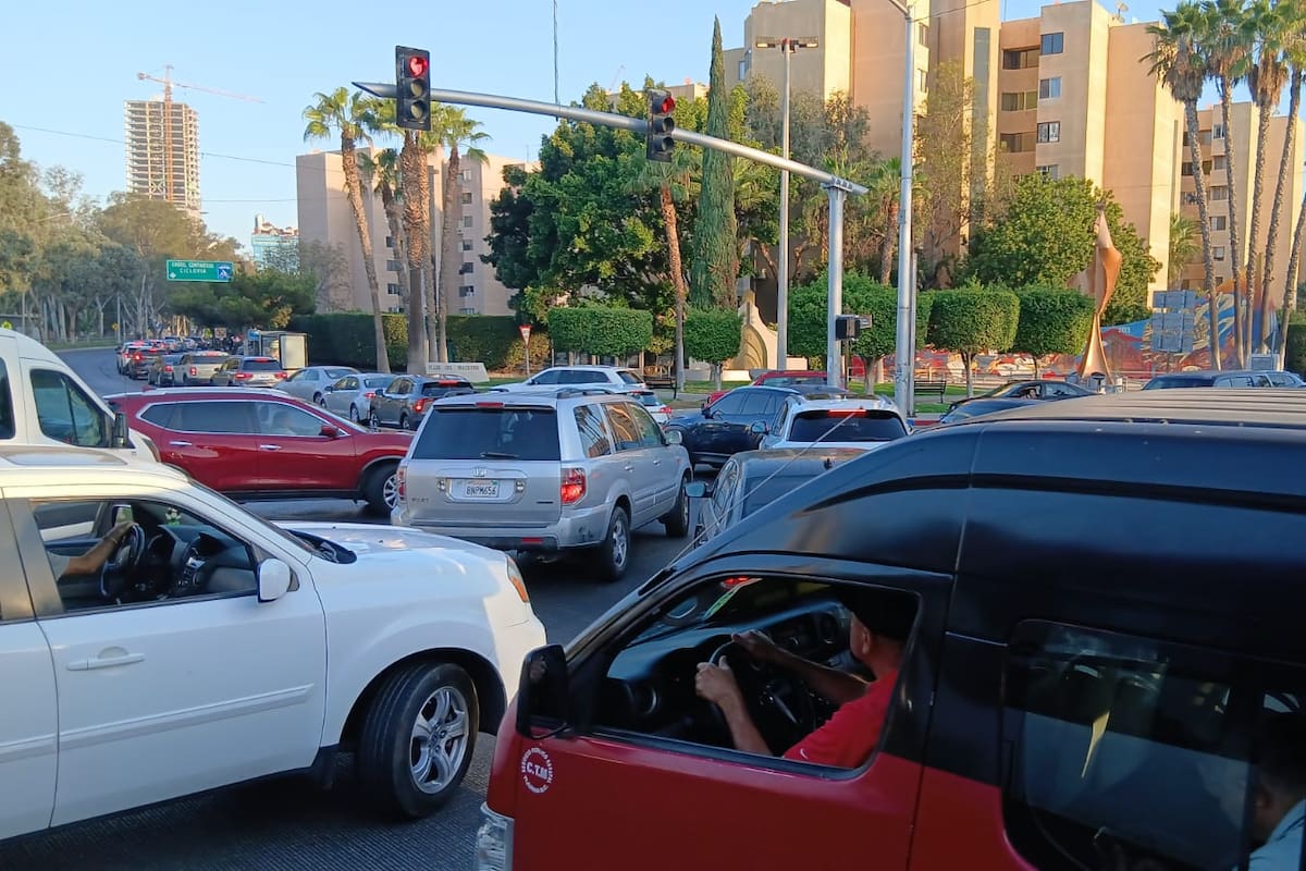 Largas filas en garita de San Ysidro colapsan la movilidad en Tijuana
