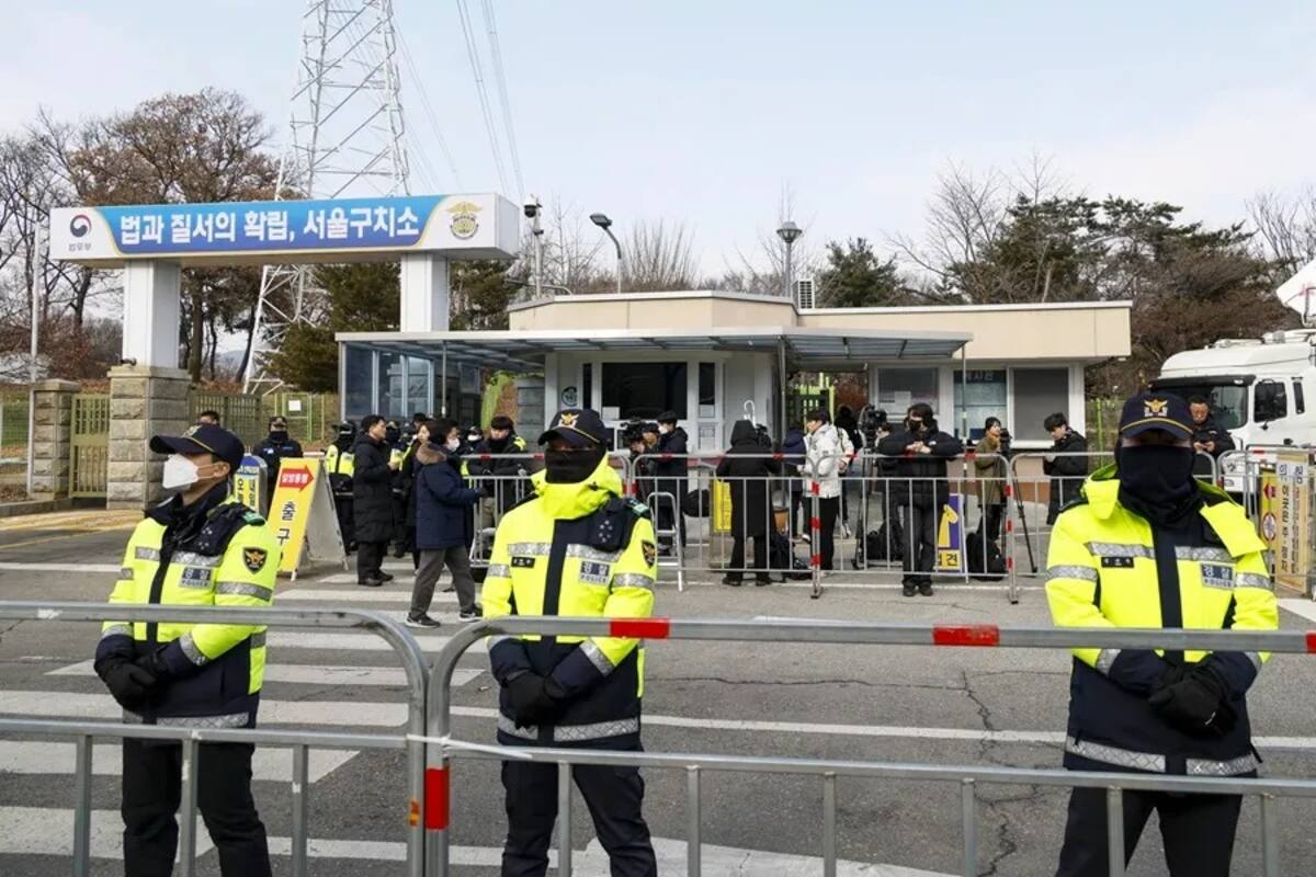 Agentes policiales vigilan el centro de detención en Seúl. / EFE - EPA