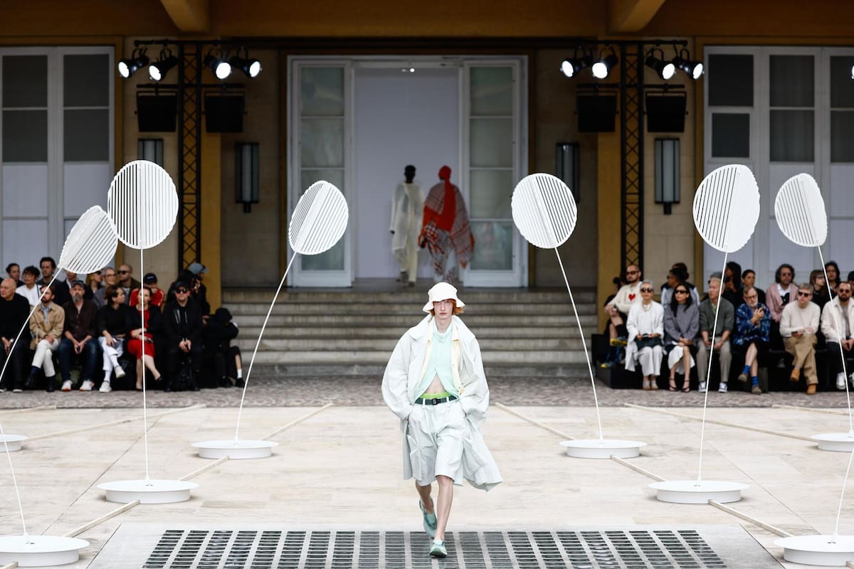 La temática del viento estuvo presente no solo en las prendas, sino también en la invitación del desfile