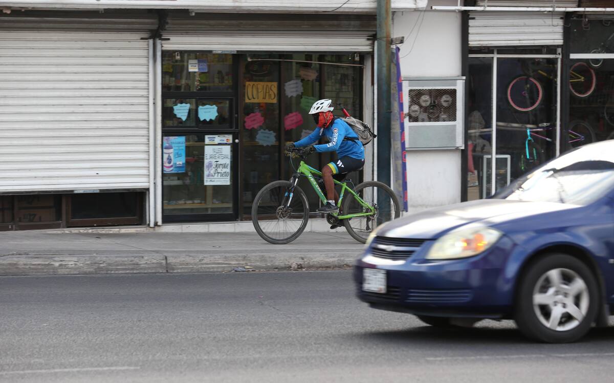 Las bicicletas son consideradas un vehículo y las personas que las usan para transportarse están obligadas a circular por las ciclovías o por el carril de circulación, no por las banquetas. FOTO: BANCO DIGITAL