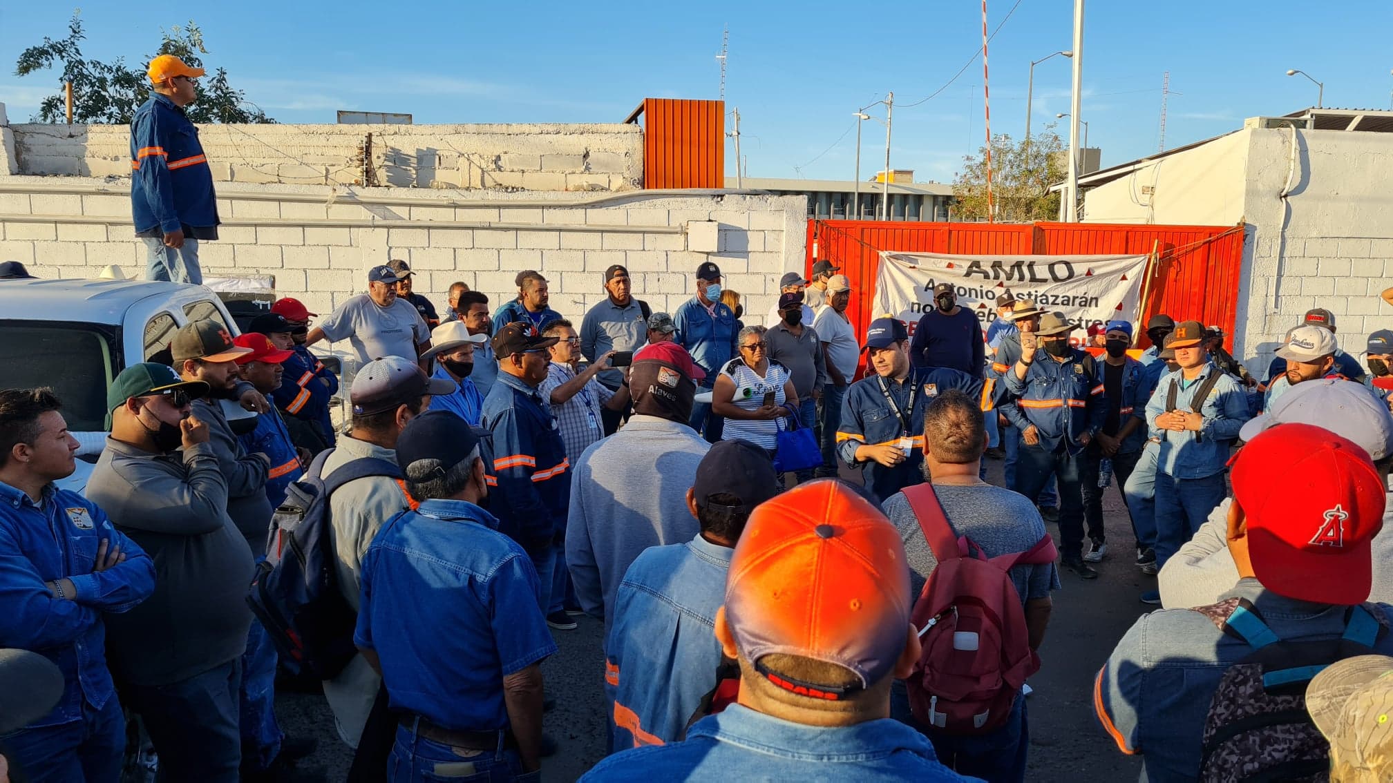 Liberan jubilados y pensionados de Hermosillo primeros camiones recolectores de basura tras bloqueo