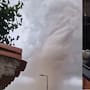 Tornado golpea Francia y logran captar una imagen de su impresionante columna, dejando casas dañadas y carreteras cerradas