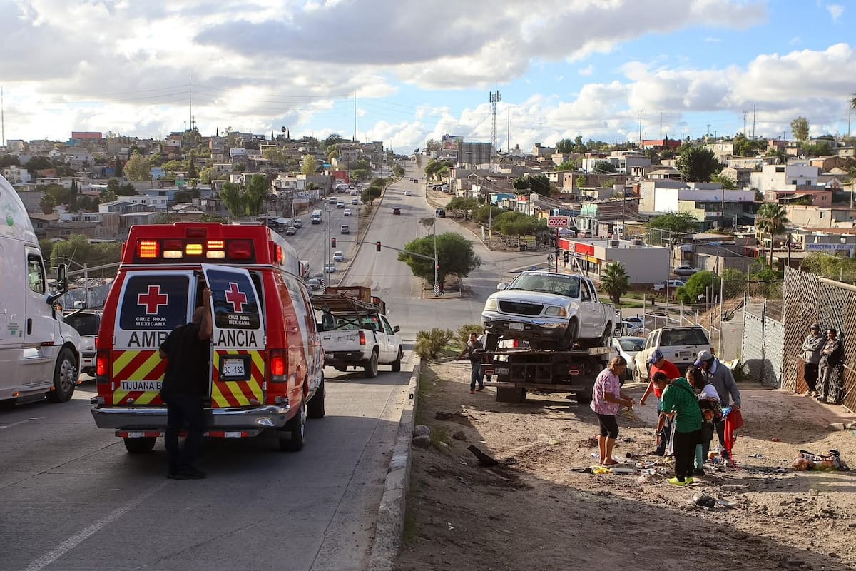 Una camioneta Ford F-150 terminó volcada en el bulevar Casa Blanca, en Tijuana, donde paramédicos de la Cruz Roja brindaron atención médica a tres mujeres y un niño que viajaban en la unidad. Foto: Cortesía / Border Zoom