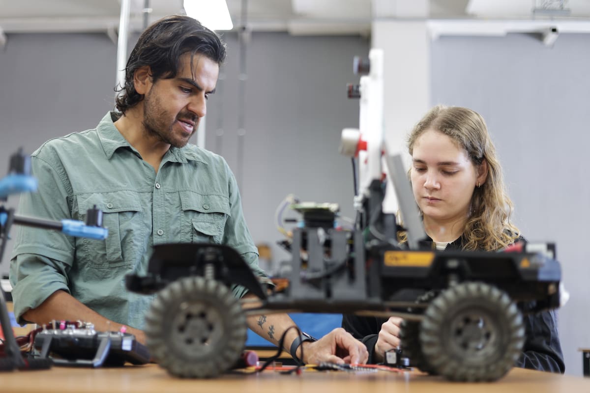 (251121) CIUDAD DE MÉXICO, 21 noviembre, 2025 (Xinhua) Imagen del 19 de noviembre de 2025 del doctor, Rodolfo Vera Amaro (i), de la Unidad Profesional Interdisciplinaria en Ingeniería y Tecnologías Avanzadas del Instituto Politécnico Nacional (IPN) de México, y una alumna trabajando en un vehículo robótico (rover), en la Ciudad de México, capital de México (Xinhua/Francisco Cañedo) (fc) (oa) (ra) (ce)