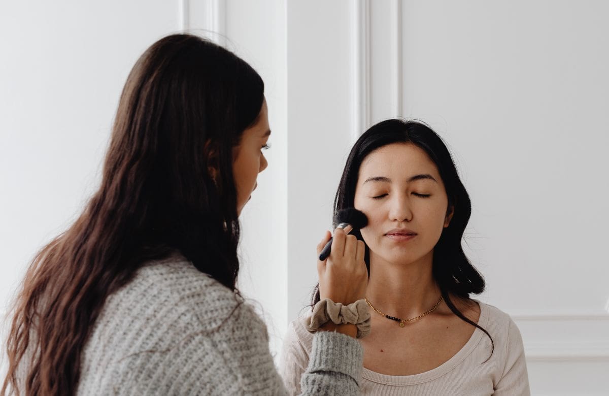 Cómo corregir errores de maquillaje sin desmaquillar todo | Foto: Especial (canva)