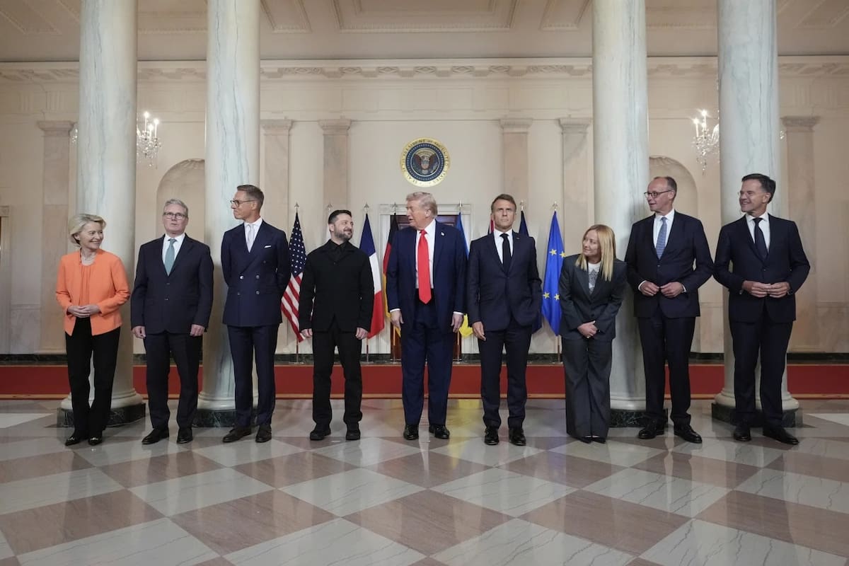 La presidenta de la Comisión Europea, Ursula von der Leyen (de izquierda a derecha), el primer ministro británico, Keir Starmer; el presidente finlandés, Alexander Stubb; el presidente ucraniano, Volodymyr Zelenskyy; el presidente Donald Trump; el presidente francés, Emmanuel Macron; la primera ministra italiana, Giorgia Meloni; el canciller alemán, Friedrich Merz; y el secretario general de la OTAN, Mark Rutte, posan para una foto de grupo en el Gran Vestíbulo de la Casa Blanca, el lunes 18 de agosto de 2025, en Washington. | Crédito: AP/Alex Brandon