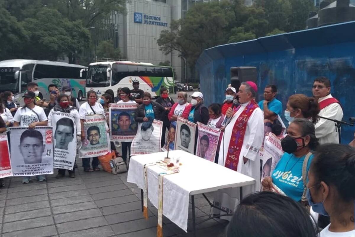 Ayotzinapa: Celebran misa padres de los 43 normalistas en Ángel de la Independencia