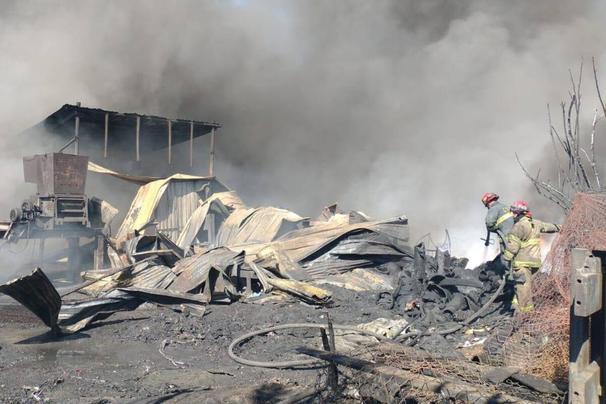 Arde recicladora en Vía Rápida Alamar