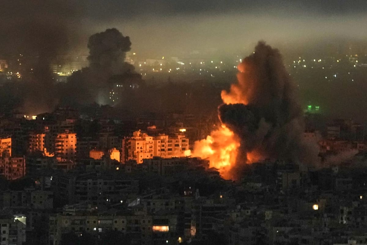 Humo y llamas se elevan desde los edificios tras un ataque aéreo israeli en Dahiyeh, en los suburbios del sur de Beirut, Libano, el miércoles 11 de marzo de 2026. | Crédito: AP/Bilal Hussein