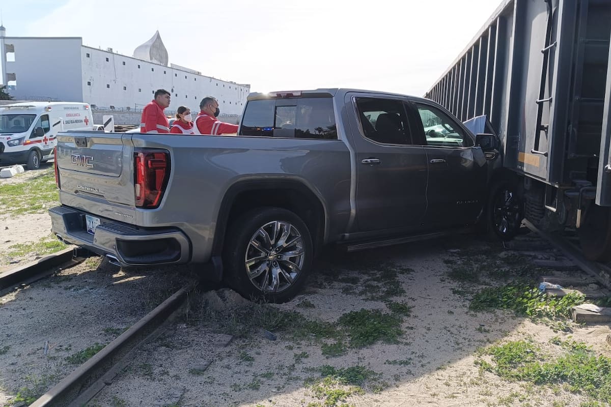 Pick up choca con tren en Puerto Peñasco y deja herido a conductor estadounidense