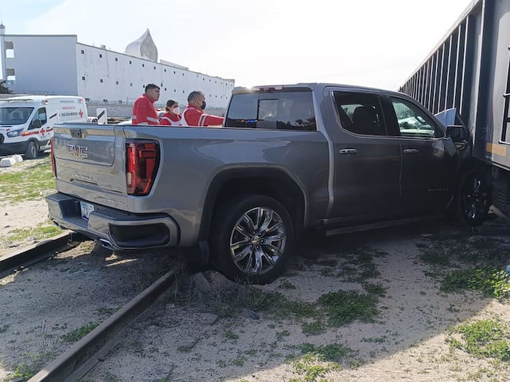 Pick up choca con tren en Puerto Peñasco y deja herido a conductor estadounidense