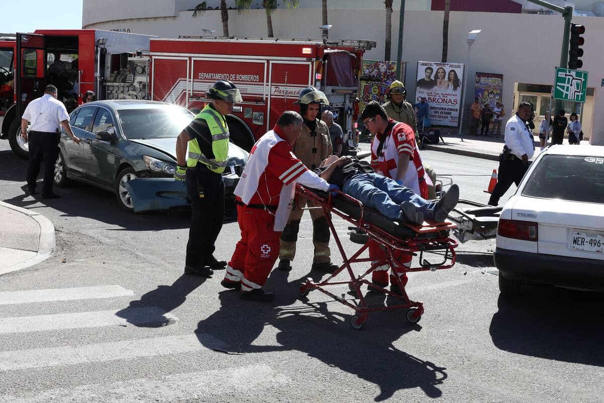 Choque en el cruce de Rosales y Tehuantepec deja dos personas lesionadas en el Centro de Hermosillo