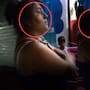 Mujer le roba el celular a un menor y se niega a devolverlo: madre del niño la encara, pero la mujer lo niega