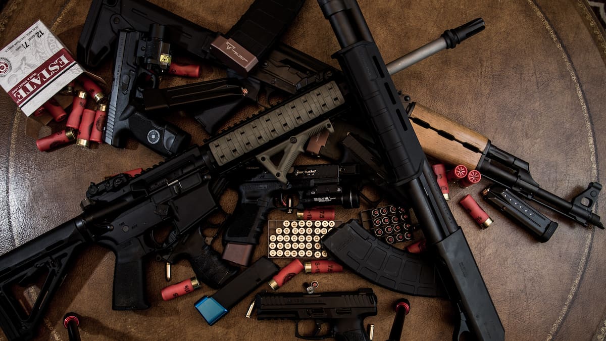 Más de 100 armas de fuego fueron aseguradas tras cateo en vivienda de Coahuila; el arsenal presuntamente ingresó por la frontera con Estados Unidos y tenía como destino a grupos delictivos en Michoacán