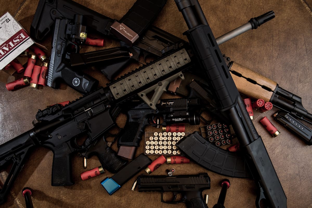 Más de 100 armas de fuego fueron aseguradas tras cateo en vivienda de Coahuila; el arsenal presuntamente ingresó por la frontera con Estados Unidos y tenía como destino a grupos delictivos en Michoacán