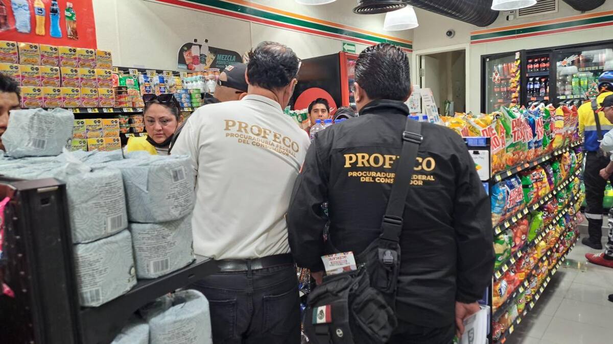 PROFECO haciendo labores de investigación en una imagen de archivo.