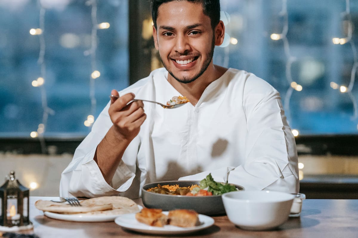 Cenar más temprano podría ayudarte a ser más longevo, según estudios