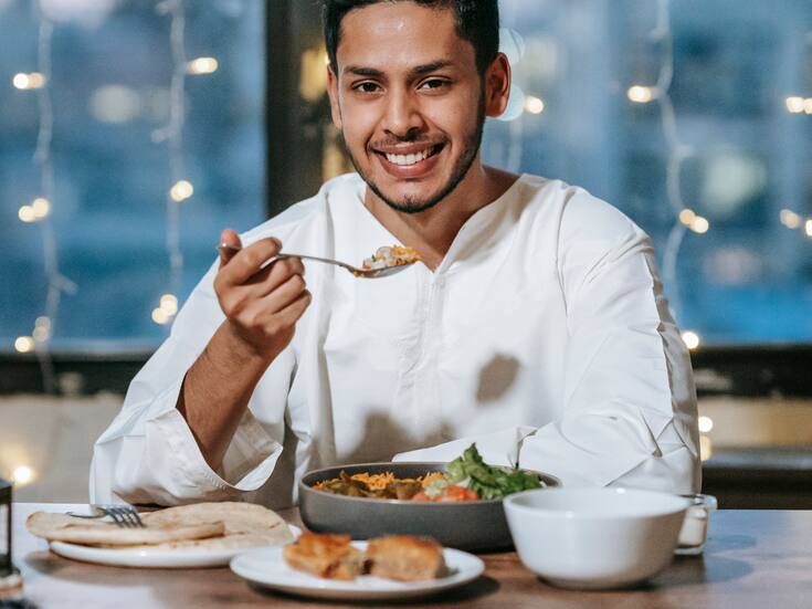 Cenar más temprano podría ayudarte a ser más longevo, según estudios