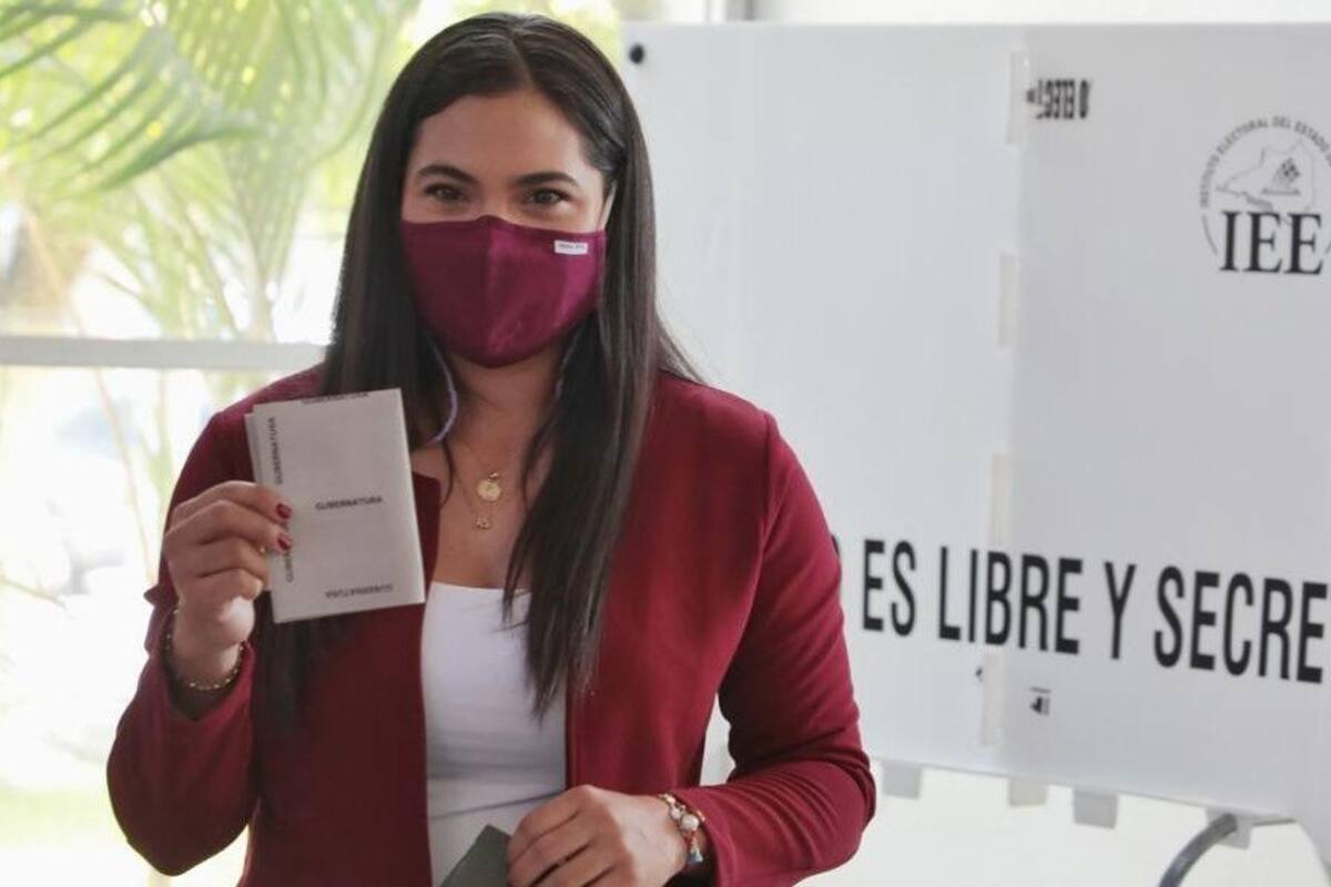 Indira Vizcaíno se proclama gobernadora de Colima