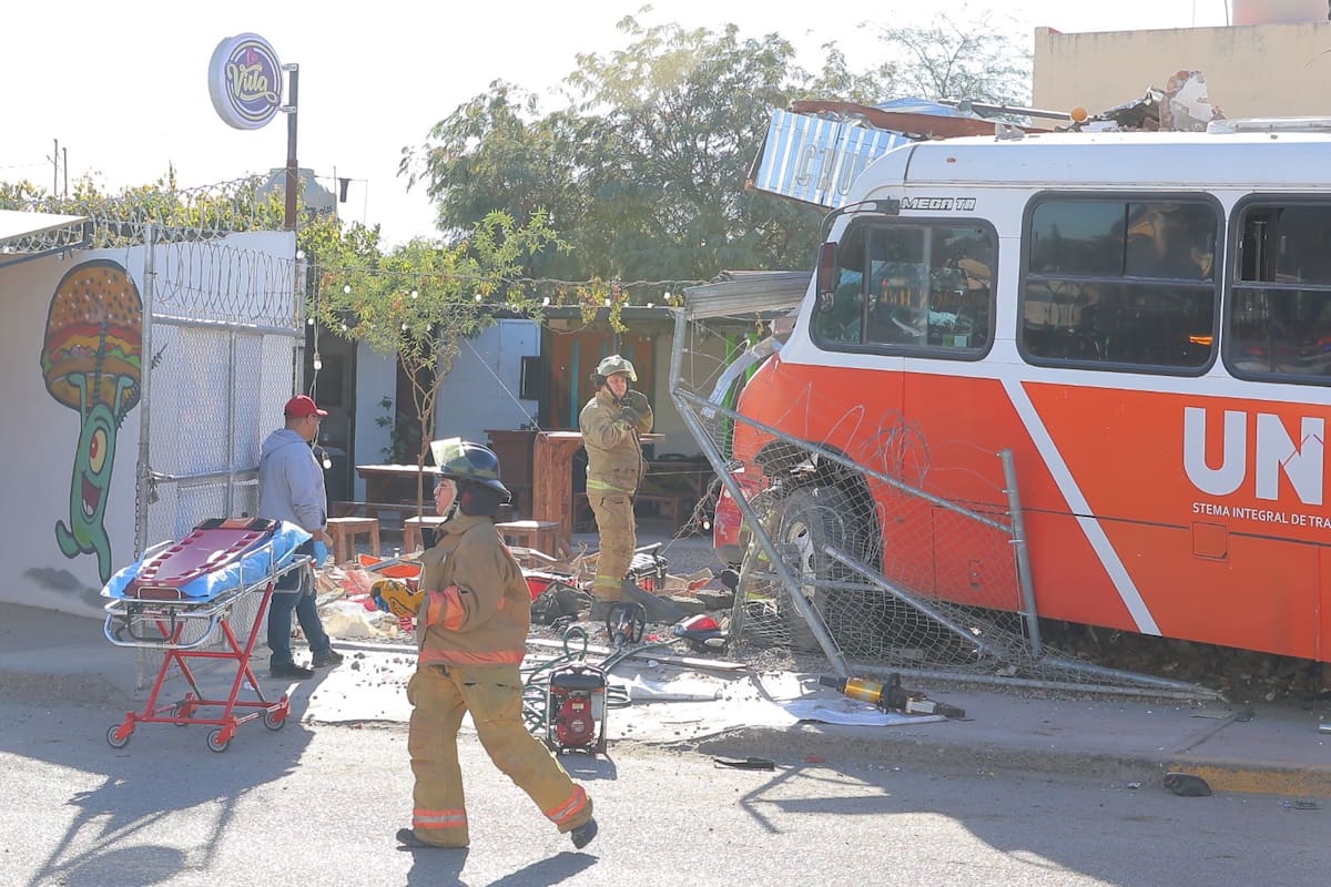 Camión se impacta contra un negocio y resultan cinco personas heridas, una de gravedad