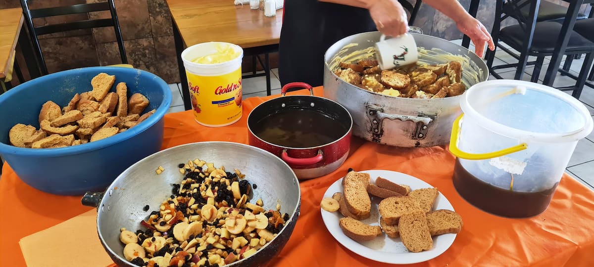 Botes de nieve, crema y otros alimentos suelen reutilizarse para guardar frijoles, salsas, semillas, sobras u otros productos en los hogares mexicanos. FOTO: BANCO DIGITAL GH