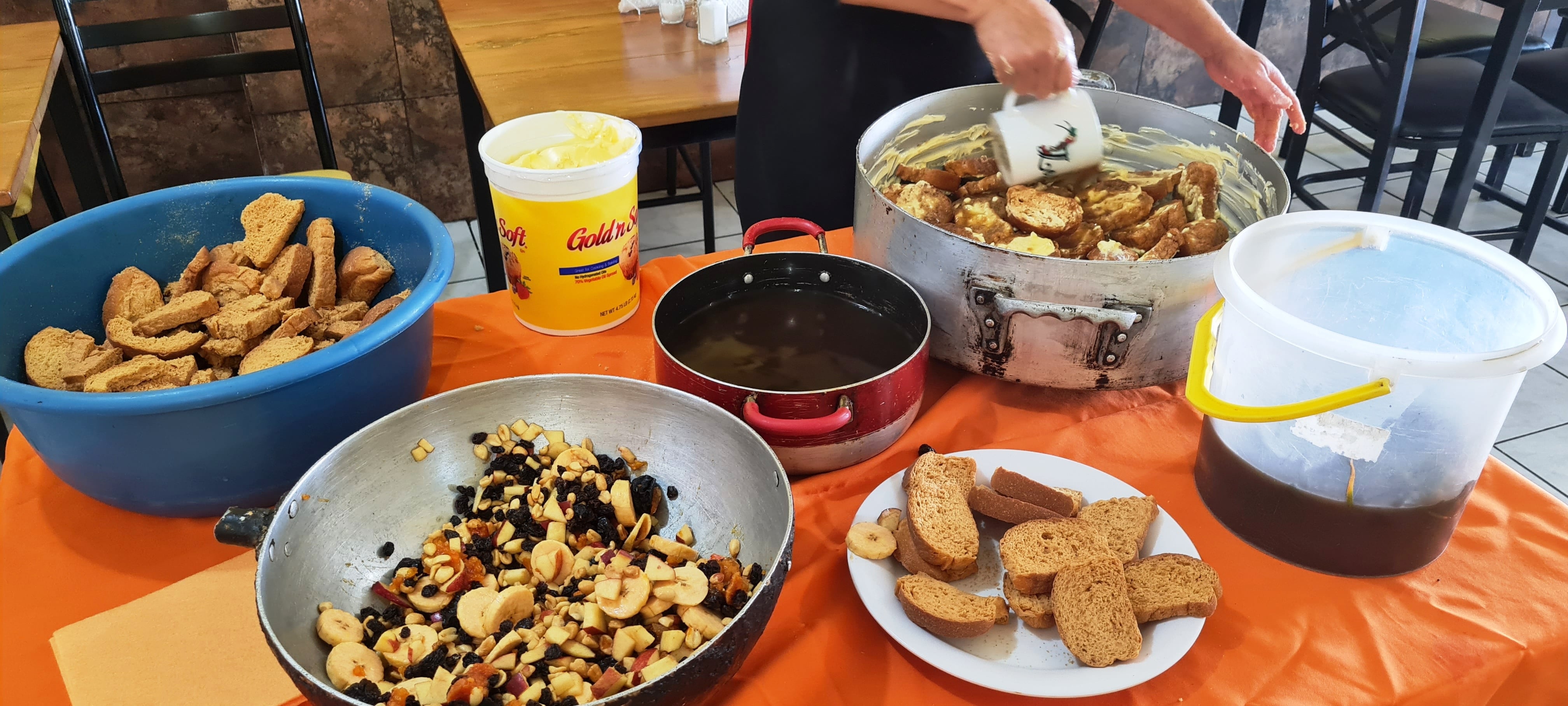 Botes de nieve, crema y otros alimentos suelen reutilizarse para guardar frijoles, salsas, semillas, sobras u otros productos en los hogares mexicanos. FOTO: BANCO DIGITAL GH