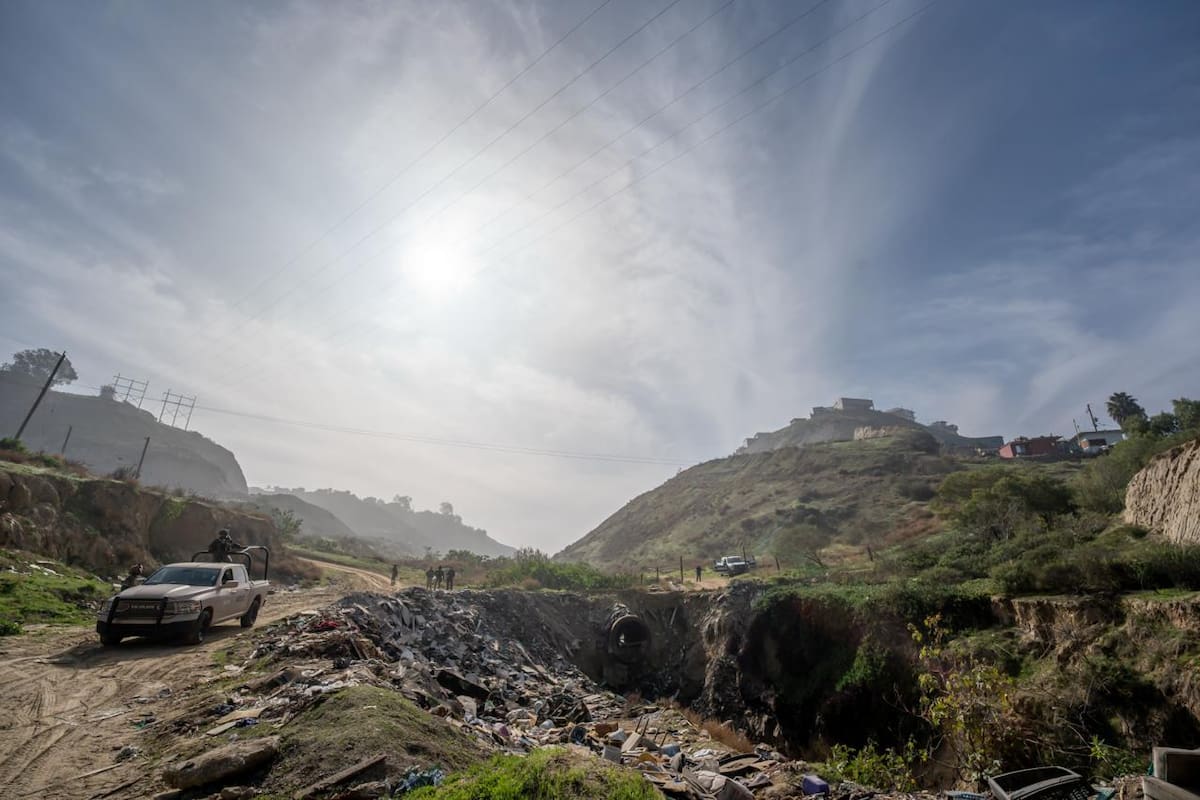 Una persona sin vida fue localizada con el cuerpo calcinado y huellas de violencia, atada con un cable metálico, por lo que la Fiscalía General del Estado quedó a cargo de las investigaciones. Foto: Border Zoom