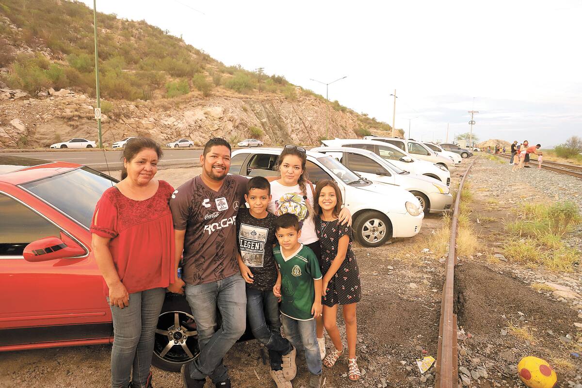 Acuden en familia a admirar la vista de la presa.