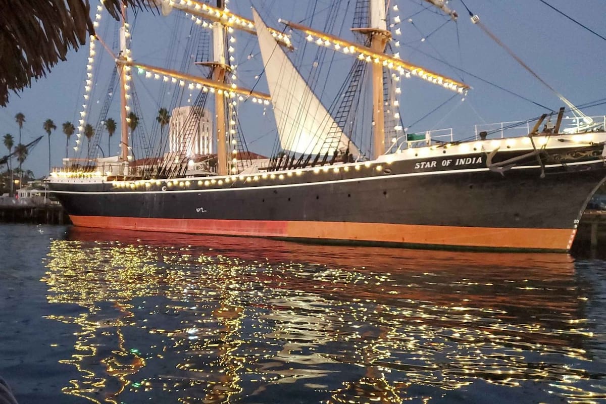 Jazz y vistas del skyline en el crucero Laki’s Lounge de San Diego