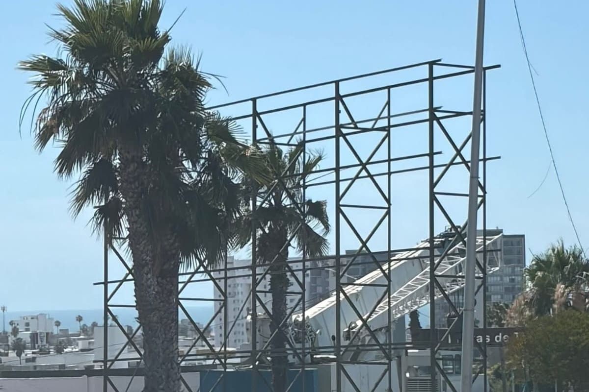 Denuncian instalación irregular de espectaculares en acceso a Playas de Tijuana