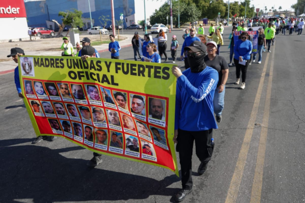 Madres buscadoras exigen justicia durante desfile del Día del Trabajo
