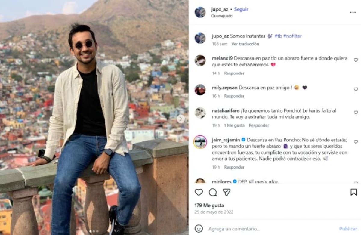 Murió en servicio: el médico que acompañaba a un niño herido en el avión que cayó en Texas. Foto: Heraldo de México