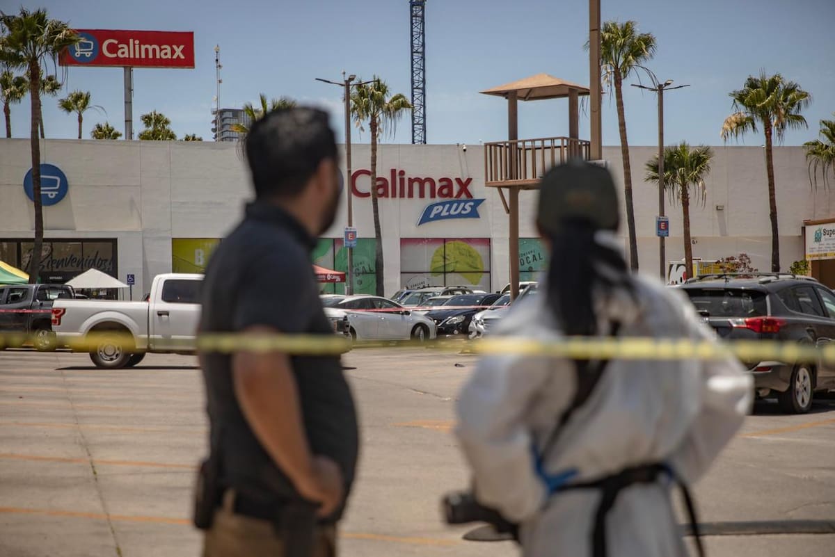 El cuerpo de una persona con huellas de violencia fue encontrado dentro de una camioneta abandonada en una plaza comercial de la colonia Hipódromo. Foto: Border Zoom.