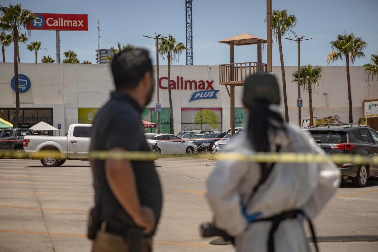 El cuerpo de una persona con huellas de violencia fue encontrado dentro de una camioneta abandonada en una plaza comercial de la colonia Hipódromo. Foto: Border Zoom.