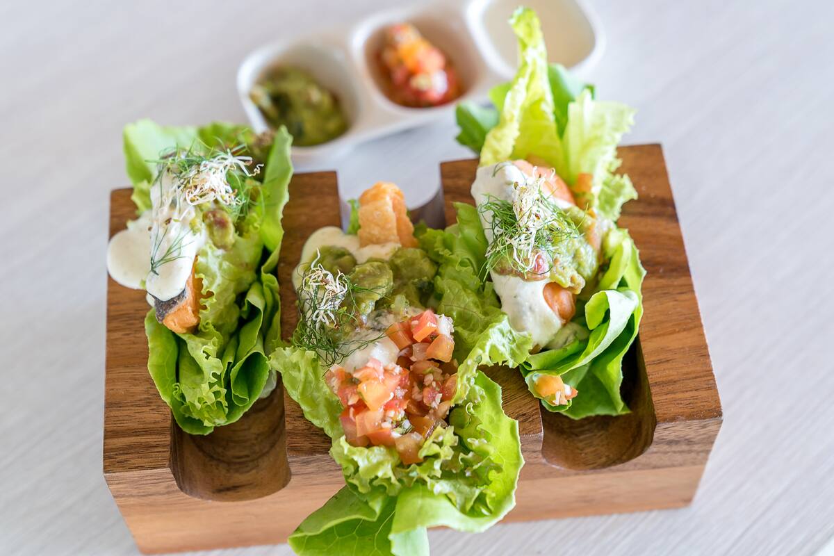 Tacos de lechuga con pescado y yogurt