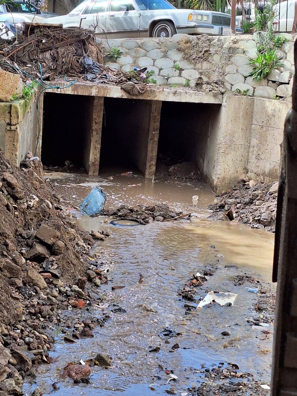 Se realizó el desazolve y extracción de agua, además de labores de limpieza en vialidades de las colonias: Real de Rosarito, Plan Libertador, Constitución y Morelos, entre otras.