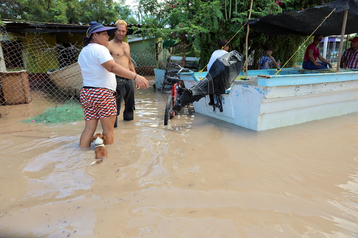 La familia López Ruiz quienes viven en la calle Topolobampo #80 del barrio de la Cruz de Bahía de Kino solicitan apoyo en ropa de todas edades, muebles y despensas porque es uno de los domicilios que mas entró el agua como producto de las lluvias de la Tormenta Tropical "Lorena". | Crédito: Julián Ortega (GH)