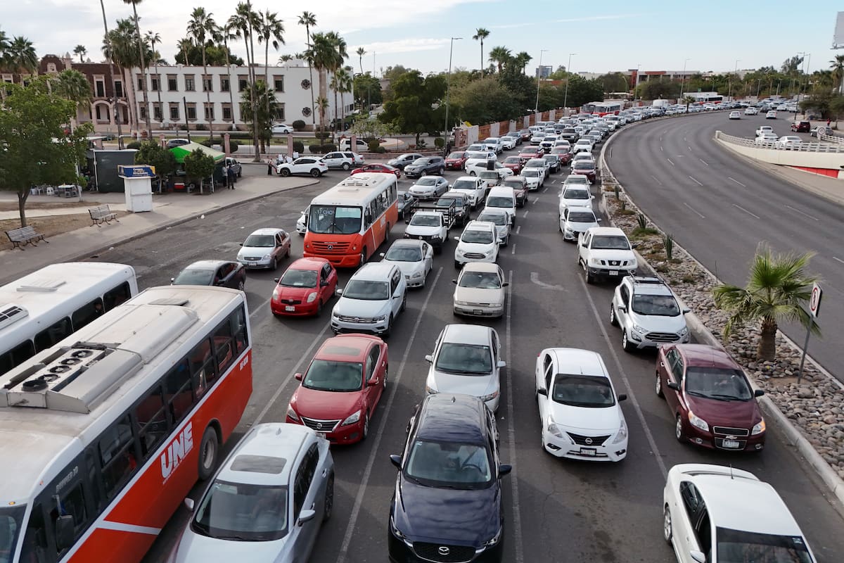 Embotellamientos y estacionamientos, un reto constante en la Universidad de Sonora